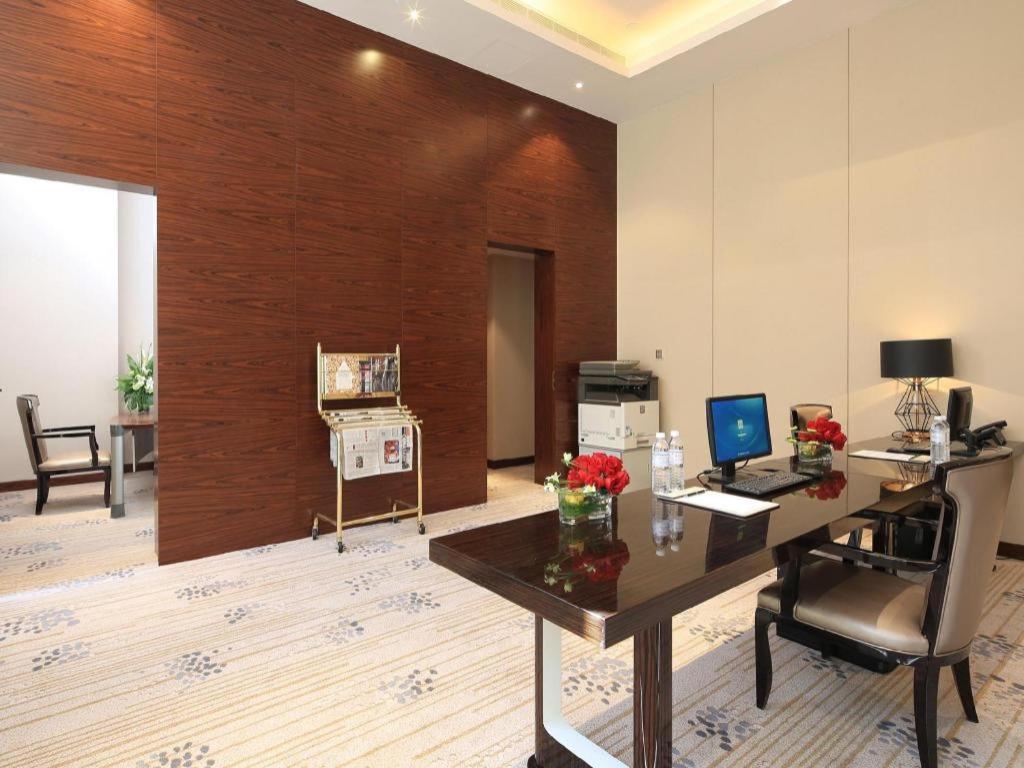 Wyndham Grand Plaza Royale Huayu Chongqing Hotel Exterior photo