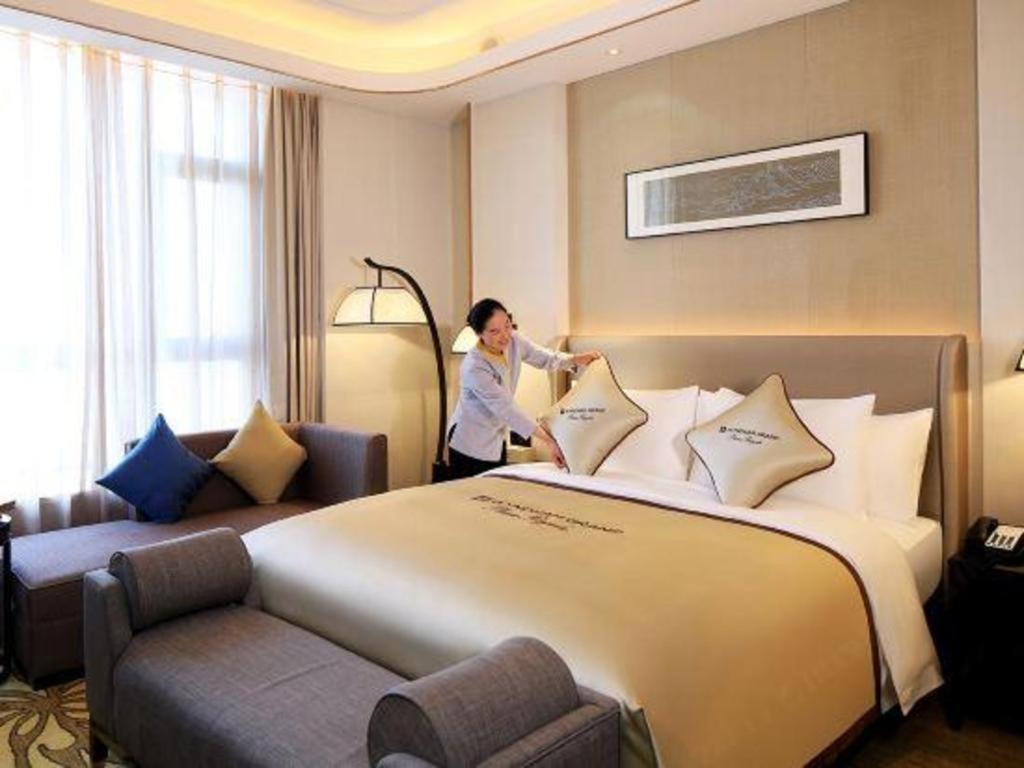 Wyndham Grand Plaza Royale Huayu Chongqing Hotel Exterior photo