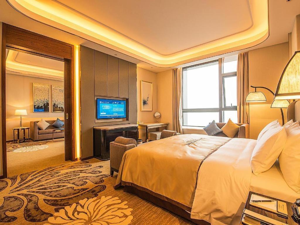Wyndham Grand Plaza Royale Huayu Chongqing Hotel Exterior photo
